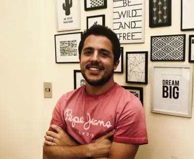 Juan Diego Ormaechea, fundador de BIKE Escuela de Inglés, en un ambiente moderno con cuadros motivacionales de fondo.