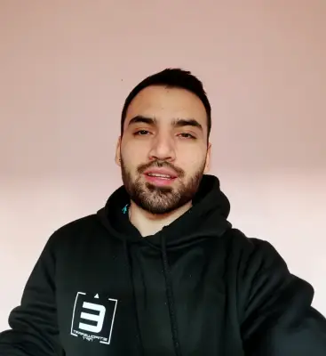 Retrato de Lucas Oddone, fundador y CEO de Empowerart NFT, vistiendo un hoodie negro con el logo de la plataforma.