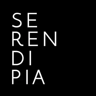 Logotipo de Serendipia Studio con fondo negro y texto blanco.